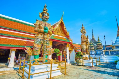 BANGKOK, THAILAND - 12 Mayıs 2019: 12 Mayıs 'ta Bangkok, Tayland' daki Koei Sadet Kapısı 'nda Thotsakan ve Sahatsadecha Koruyucuları