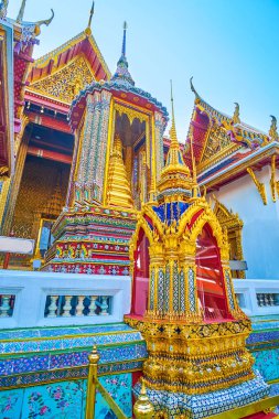 BANGKOK, THAILAND - 12 Mayıs 2019: Altın kuleli küçük pavyonu olan Phra Ubosot türbesi, 12 Mayıs 'ta Bangkok' ta