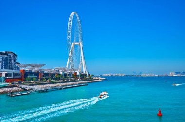 Bluewaters Adası kıyıları modern Ain Dubai dönme dolabı ve tekneleri, Marina, Dubai, BAE 'den yüzüyor.
