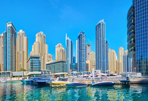 Moderno Paesaggio Urbano Dubai Marina Riflette Nelle Acque Increspate Del — Foto Stock