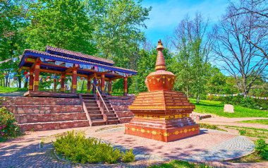 Renkli Budist bayraklı Tibet Bahçesi, meditasyon için ahşap Çarşaf ve arkasında taş Chorten, Kyiv Botanik Bahçesi, Ukrayna