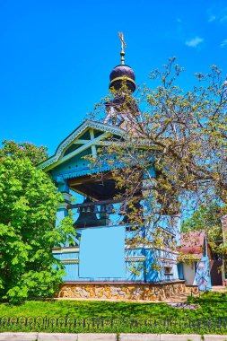 Hryshko Botanik Bahçesi, Kyiv, Ukrayna 'daki St. Jonas Trinity Manastırı' nın oyulmuş ahşap çan kulesi.