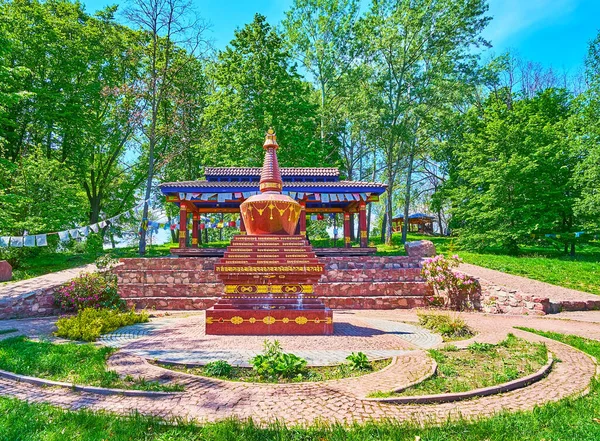 Das Üppige Grün Umgibt Den Traditionellen Tibetischen Garten Mit Chorten — Stockfoto