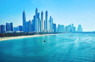 Palm Jumeirah takımadaları, Dubai Medya Şehri ve Dubai Marina 'nın kumlu plajları ve gökdelenleri, Dubai, BAE