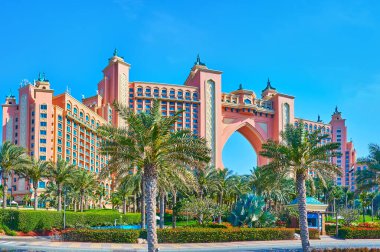 Palmiye bahçesi, Palm Jumeirah, Dubai, BAE ile çevrili, büyük at nalı kemeri ve küçük kulelerle süslenmiş Atlantis 'in olağanüstü manzarası.