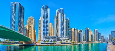 Dubai Marina Panoraması, kanalın parlak zümrüt suları, fütürist gökdelenler ve modern Al Sayorah köprüsü, Dubai, BAE