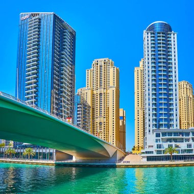 Dubai Marina Kanalı, modern gökdelenler ve Al Sayorah Köprüsü, Dubai, BAE