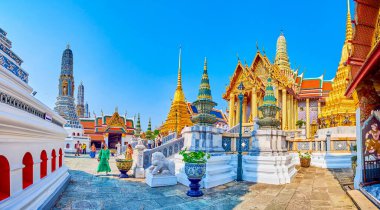 BANGKOK, THAILAND - 12 Mayıs 2019: 12 Mayıs 'ta Bangkok, Tayland' da Büyük Saray 'ın ana simgesi olan Wat Phra Kaew kompex' te yürüyüş