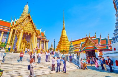 BANGKOK, THAILAND - 12 Mayıs 2019: Tayland 'ın en etkileyici Thai yardım kompleksi, Büyük Saray' daki Zümrüt Buda Tapınağı, 12 Mayıs 'ta Bangkok, Tayland