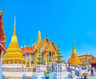 BANGKOK, THAILAND - 12 Mayıs 2019: Zümrüt Buda Tapınağı 'ndaki kalabalık, Büyük Saray' ın en çok ziyaret edilen bölümü, 12 Mayıs 'ta Bangkok, Tayland' da
