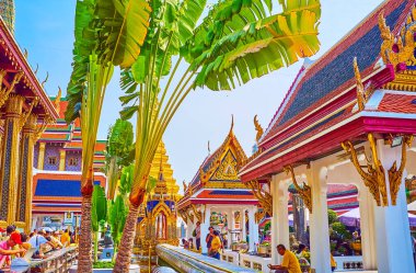 BANGKOK, THAILAND - 12 Mayıs 2019: Büyük Saray 'daki Zümrüt Buda Tapınağı' nın içinde, şehrin en kutsal din kompleksi, 12 Mayıs 'ta Bangkok, Tayland' da