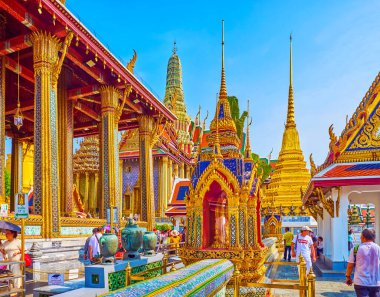 BANGKOK, THAILAND - 12 Mayıs 2019: 12 Mayıs 'ta Tayland' ın Bangkok kentindeki Zümrüt Buddha Tapınağı 'ndaki Ubosot türbesindeki Altın Çadırlar (sala rai)