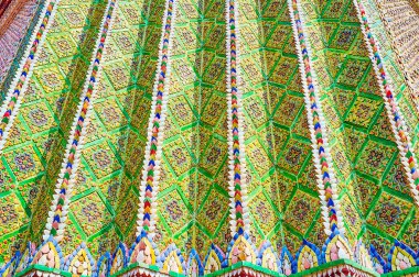 Bangkok, Tayland 'daki Büyük Saray' daki Saat Kulesi 'nin duvarında çiçek desenli seramik fayanslar.