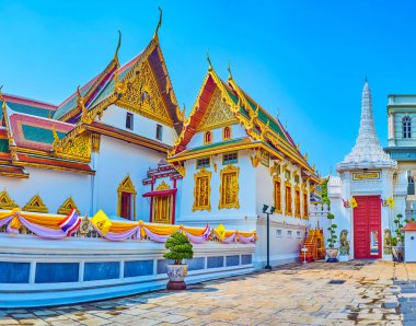 BANGKOK, THAILAND - 12 Mayıs 2019: Montein manzaralı altın Phra, 12 Mayıs 'ta Tayland' ın Bangkok kentinde Phaisan Thaksin Taht Salonu 'na bağlanan Buda Resim Salonu binasıdır.