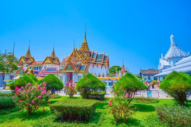 BANGKOK, THAILAND - 12 Mayıs 2019: 12 Mayıs 'ta, Tayland' ın Bangkok kentinde, Grand Palace 'da budanmış ve çiçek açan çalıları olan küçük bahçe