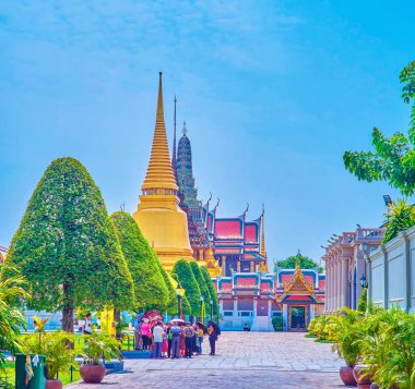 BANGKOK, THAILAND - 12 Mayıs 2019: Büyük Saray 'daki Zümrüt Buda Tapınağı' nın Wat Phra Kaew yüksek kuleleri, 12 Mayıs 'ta Bangkok, Tayland