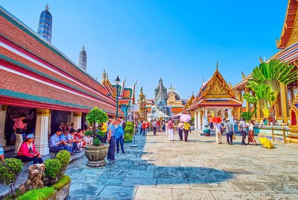 Bangkok Tailândia Maio 2019 Descansando Turistas Sombra Grande Pavilhão Grande — Fotografia de Stock