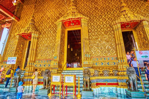バンコク 2019年5月12日 黄金の葉と色のついたガラスの象眼細工で飾られたエメラルド仏寺の正面 グランドパレス 5月12日にタイのバンコクで — ストック写真