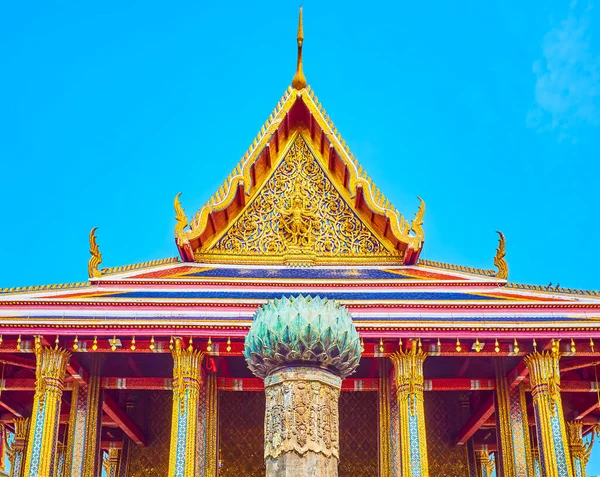 Bangkok Tailandia Mayo 2019 Frontón Dorado Del Templo Ubosot Con — Foto de Stock