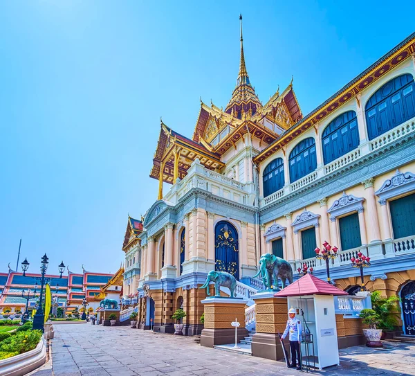 Бангкок Таїланд Травня 2019 Охоронець Центральному Вході Пхра Тхінанг Чакрі — стокове фото