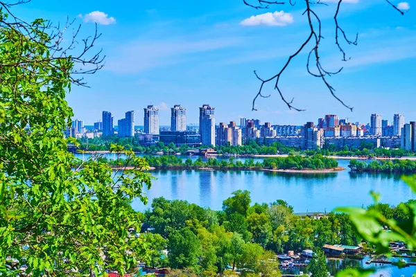 前景にドニエプル川とキエフ左岸の高層ビルが住んでいるスカイライン キエフ ウクライナ — ストック写真