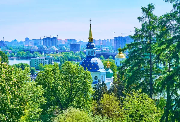 ドニエプル川 ニューダーニツキー橋 ウクライナのキエフ植物園からヴィドゥビチ修道院の鐘楼の星のドームの眺め — ストック写真