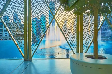 DUBAI, BAE - 3 Mart 2020 Dubai Çeşmesi 'nin 3 Mart' ta Dubai 'deki terasta ekolojik ızgara ve saksılarda bitkilerle günbatımının keyfini çıkarın.