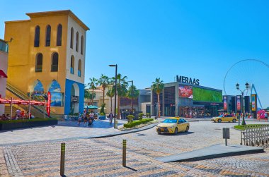 DUBAI, BAE - 7 Mart 2020: JBR Marina Plajı 7 Mart 'ta Dubai' de alışveriş merkezleri, pazarlar, kafeler ve restoranlarla büyük bir alışveriş alanına sahip.