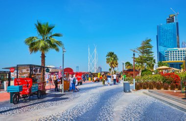 DUBAI, BAE - 7 Mart 2020: JBR Marina Sahil Yürüyüşü, kıyı boyunca uzanan ve 7 Mart 'ta Dubai' de güzel parkları, tezgahları ve kafeleri olan turistleri çeken rahat bir yaya caddesi.