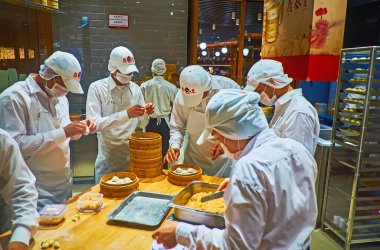 DUBAI, BAE - 7 Mart 2020 'de Dubai AVM Asya restoranının aşçıları, 7 Mart' ta Dubai 'de bambu vapurunda baozi köftesi hazırlamak için açık mutfakta çalışıyorlar.