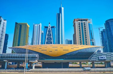 DUBAI, BAE - 7 Mart 2020: DMCC Metro İstasyonu 7 Mart 'ta Dubai' de Jumeirah Gölü Kuleleri 'nin cam gökdelenlerinin önünde