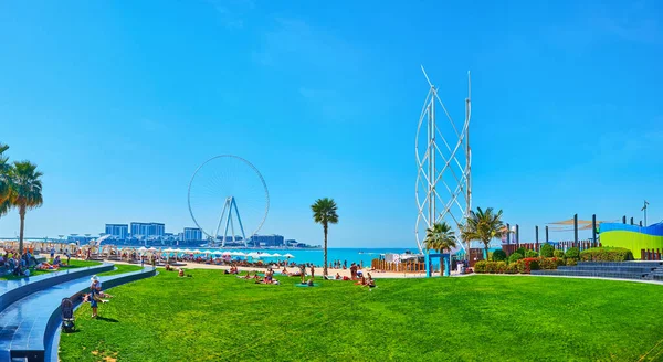 Dubai Uae March 2020 하객들 Jbr 마리나 해변의 잔디밭에서 일광욕을 — 스톡 사진