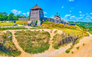 Zaporizhian Kalesi 'nin ahşap kalesi uzun gözetleme duvarı (palisade), kuleleri, St Nicholas Kilisesi ve hendek kazısı, Khorytsia Adası, Zaporizhzhia, Ukrayna