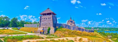 Zaporizhian Sich Kalesi Tarayıcısı, yüksek gözetleme duvarı (palisade), kuleler, St Nicholas Kilisesi hendek, tepeler, Khorytsia Adası, Zaporizhzhia, Ukrayna 'dan Dinyeper Nehri kazdı.
