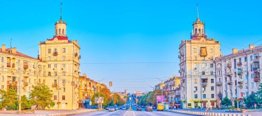ZAPORIZHZHIA, UKRAINE - 25 Ağustos 2021: Polyak Meydanı 'nda yer alan ve Sobornyi Prospect (Avenue) ile ayrılan ikiz kuleler, 25 Ağustos' ta Zaporizhzhia 'da
