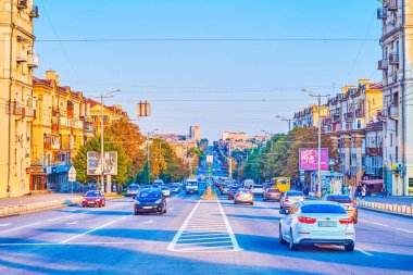 ZAPORIZHZHIA, UKRAINE - 25 Ağustos 2021: Sobornyi Prospect 'deki yoğun trafik (Avenue), şehrin merkezi caddesi, 25 Ağustos' ta Zaporizhzhia, Ukrayna 'da