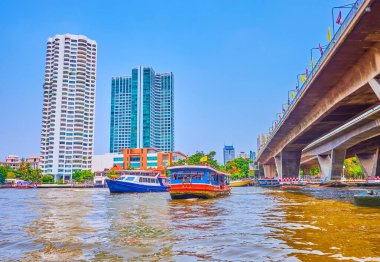Yolcu feribotları Chao Phraya nehrinden geçiyor. Bangkok, Tayland 'daki Büyük Köprü Kral Taksin' den.