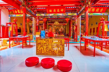 Lao Pun Tao Kong türbesinin ibadet salonu, Tayland, Bangkok 'un Çin Mahallesi' nin en şerefli tapınaklarından biri.