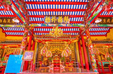 Lao Pun Tao Kong tapınağının etkileyici iç mimarisi altın sunaklar ve renkli boyalı tavan ve sütunlar, Bangkok, Tayland