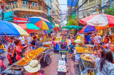 BANGKOK, THAILAND - 12 Mayıs 2019: 12 Mayıs 'ta Bangkok, Tayland' da Çin Mahallesi Sampheng Pazarı 'ndaki satıcılar kalabalığı