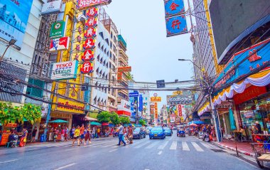 BANGKOK, THAILAND - 23 Nisan 2019: Yaowarat yolu 23 Nisan 'da Bangkok' ta Sampheng açık hava pazarının göbeğindeki Çin Mahallesi 'nin merkez caddelerinden biridir.