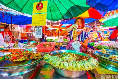BANGKOK, THAILAND - 12 Mayıs 2019: Çin Mahallesi Sampheng Pazarındaki tezgah, 12 Mayıs 'ta Bangkok' ta çeşitli deniz ürünleri sunmaktadır.