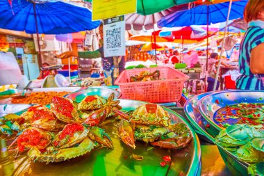 Çin Mahallesi, Bangkok, Tayland 'daki Sampheng Marketi' nde yengeç dolması ve turşu turşusu.