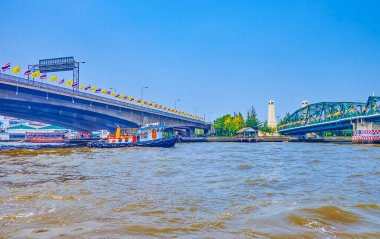 Chao Phraya Nehri 'ndeki hızlı feribot yolculuğu yeşil anıt köprüsü ve Phra Pokklao Köprüsü' nün altında, yan yana, Bangkok, Tayland