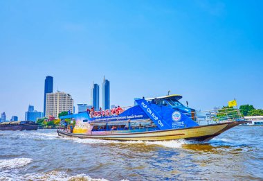 BANGKOK, THAILAND - 12 Mayıs 2019: Chao Phraya Nehri gezisi yelkenli feribotu manzaralı ve arka planda Banyan Ağacı Riverside Konutları, 12 Mayıs 'ta Bangkok' ta