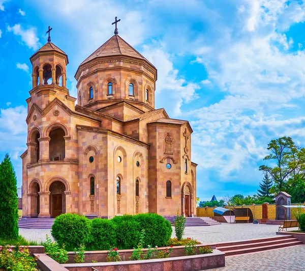 Die Armenische Kirche Grigor Lusavorich Aus Rotem Stein Mit Geschnitzten — Stockfoto