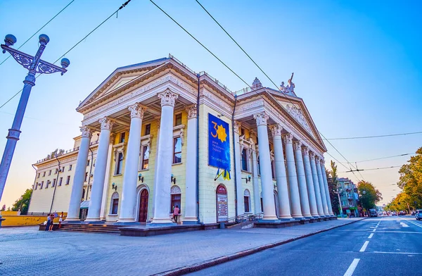 Zaporizhzhia Ukraine 2021年8月25日 ザポリツハイアの8月25日の劇場広場でのウラジーミル マガー劇場の眺め — ストック写真