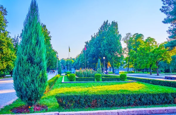 ウクライナのザポリージャにある労働栄光公園の緑に囲まれた名声の散歩に沿って楽しい散歩 — ストック写真