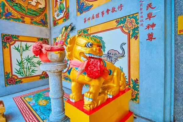 Golden Dog Gatekeeper Lao Pun Tao Kong Shrine One Most — Stock Photo, Image