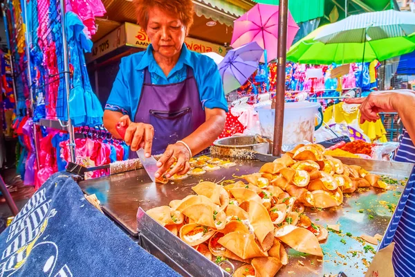 Bangkok Thailandia Maggio 2019 Cuoca Anziana Prepara Frittelle Croccanti Tailandesi — Foto Stock